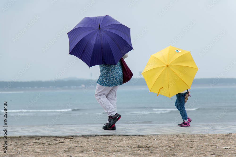 傘をさして歩く恋人
