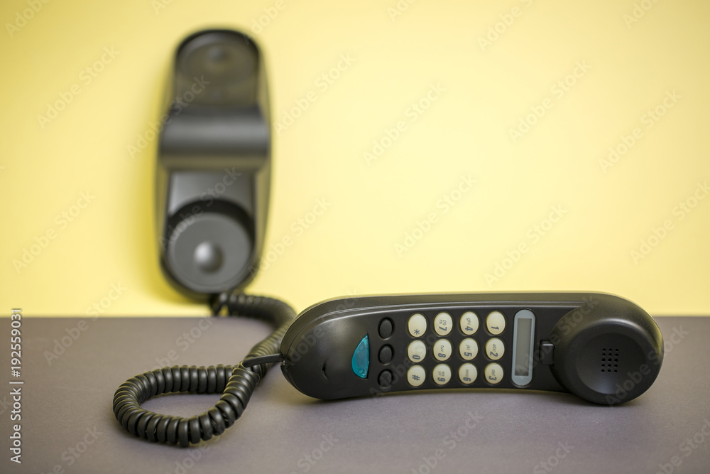 Handset and fixed telephone with tone dialing