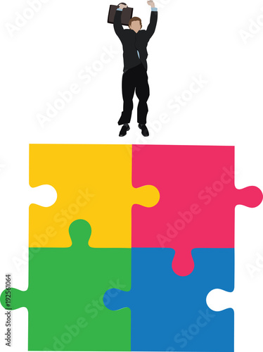 persona esultante salta sopra gruppo di puzzle