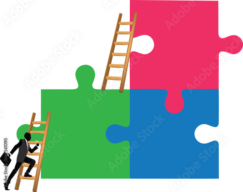 persona sale con la scala puzzle uniti