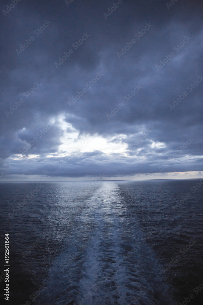 Fototapeta premium departing ship trail