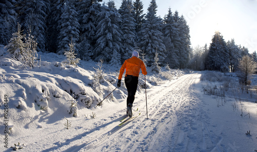 Bild auf Leinwand Skifahrer in Winterlandschaft im Schnee, Rennsteig, Thüringen,  Jacke orange