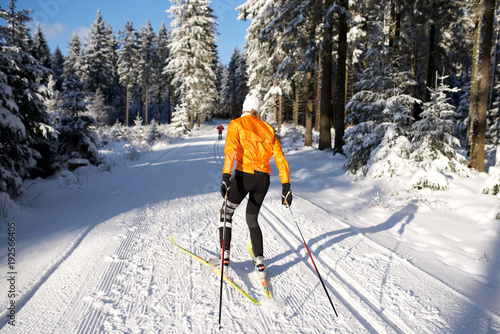 Bild auf Leinwand Skifahrer in Winterlandschaft, Rennsteig, Thüringen,  Jacke orange 4