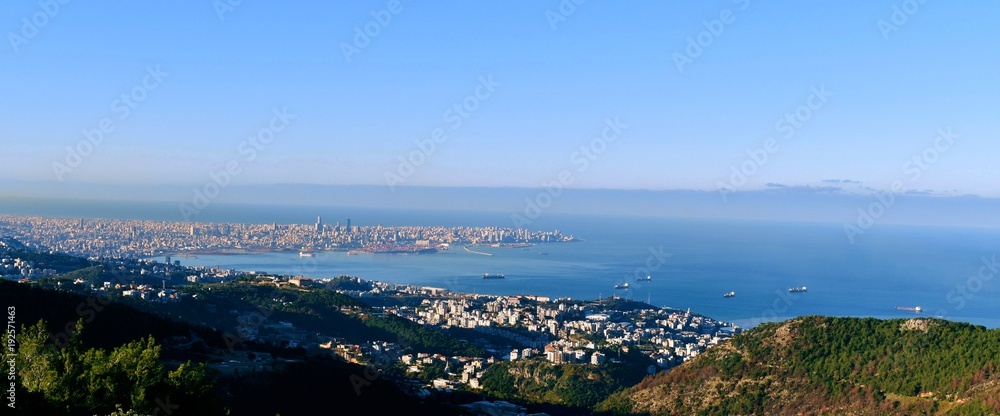 Panorama de Beirut y de la costa mediterránea tomado desde la montaña libanesa