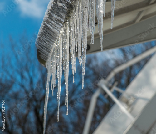 Obraz na płótnie Icicle on uplink parabola