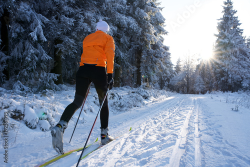 Langlauf im Thüringer Wald, Loipe mit Skifahrer, Rennsteig2