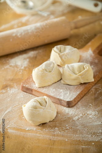 Frische Tortelloni Pasta auf Holz Brett