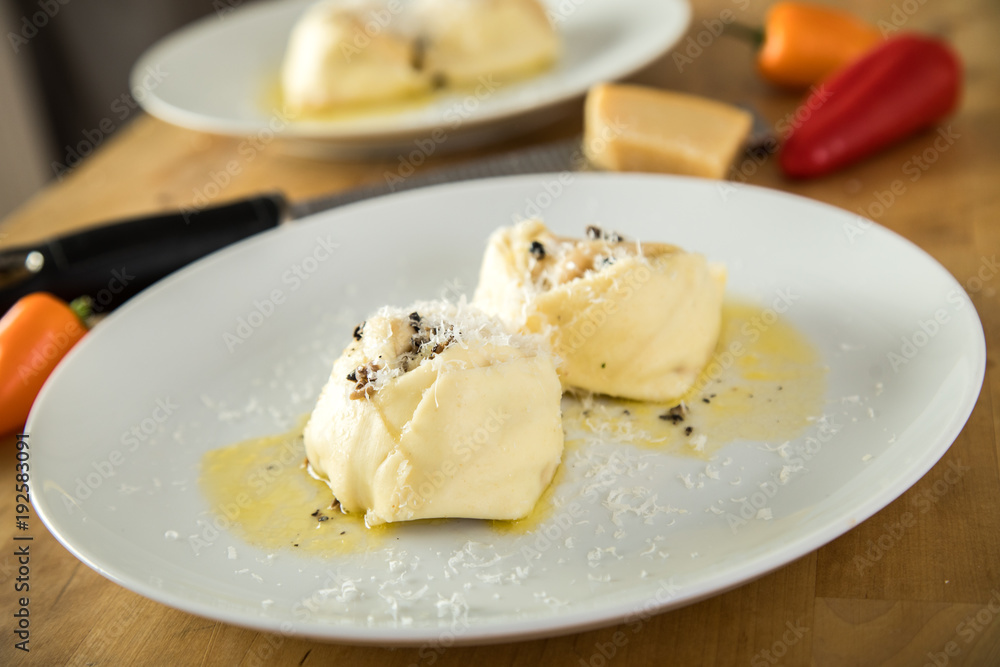 Hausgemachte Tortelloni mit Paprikafüllung, Trüffel Butter und Parmesan Hausgemachte Tortelloni mit Paprikafüllung, Trüffel Butter und Parmesan