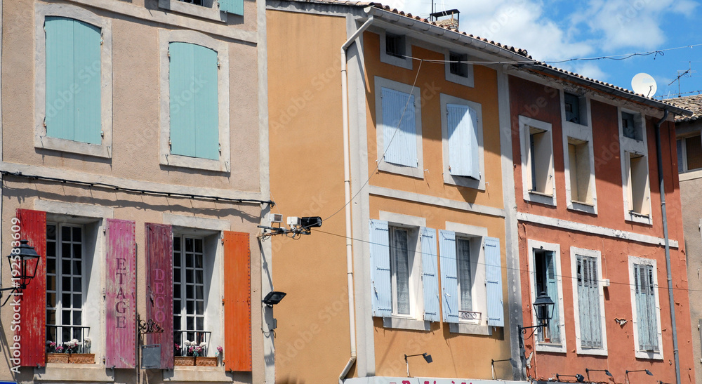 L'isle sur la Sorgue (Vaucluse) façades colorées en centre ville, Luberon, Provence