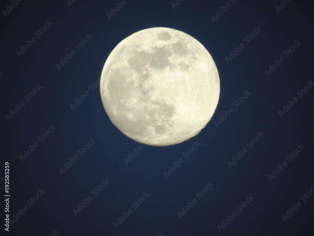 Obraz premium Amazing full moon over the city in the evening