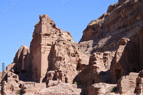 Sandsteinfassade eines Tempel in Petra in Jordanien 