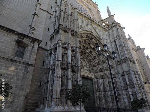 Portada principal de la Catedral de Sevilla, España