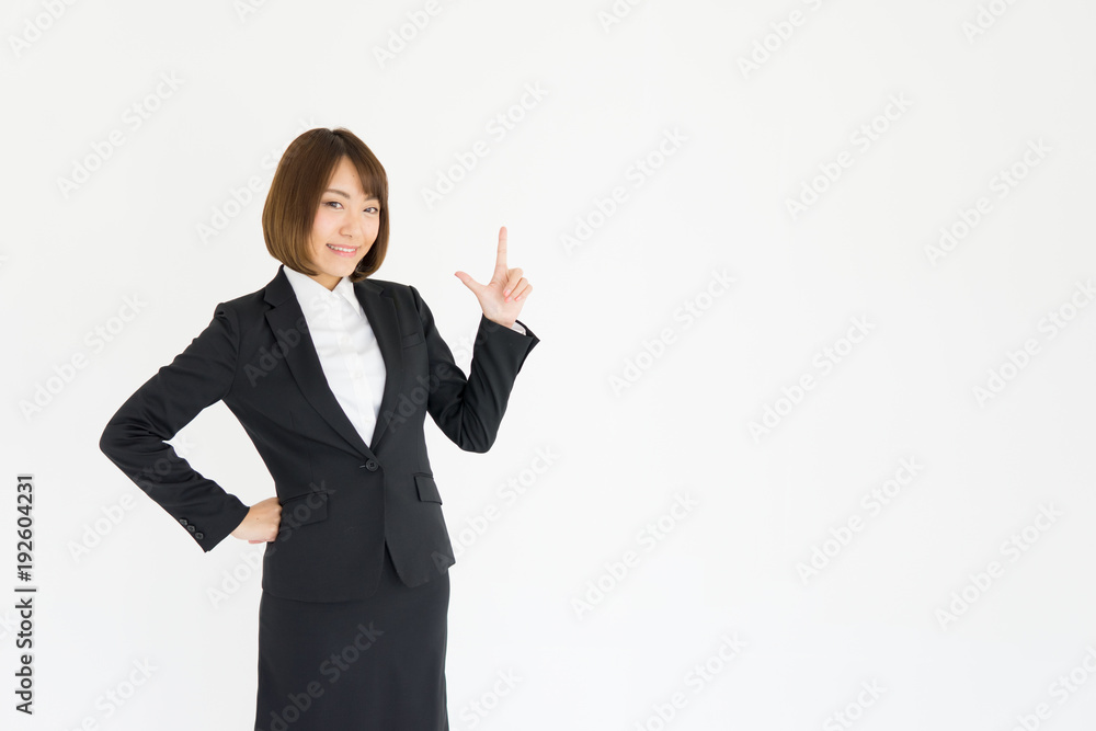 スーツの日本人女性