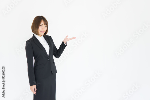 スーツの日本人女性