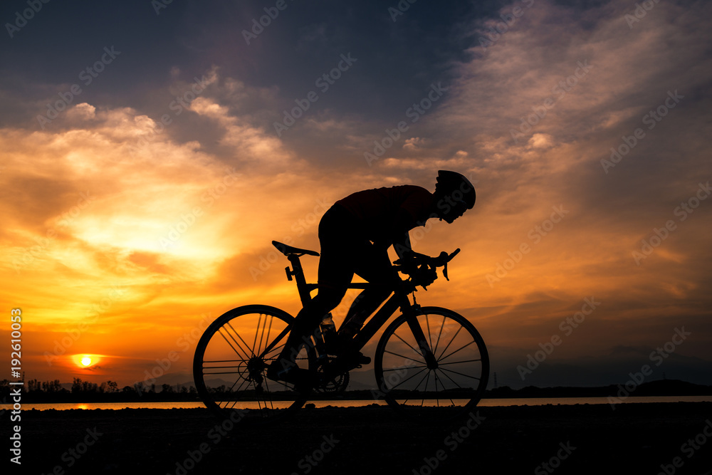 Obraz premium A cyclist riding a road bike on road in the moring