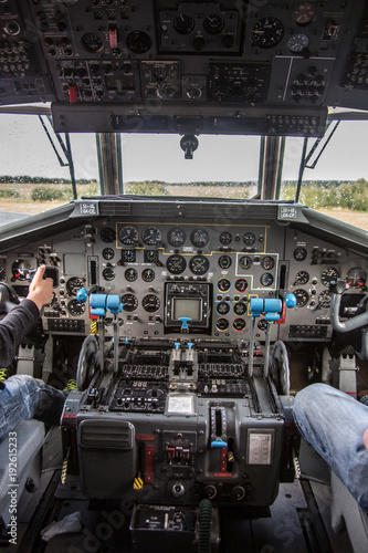 Cockpit eines Militärtransporters der Luftwaffe