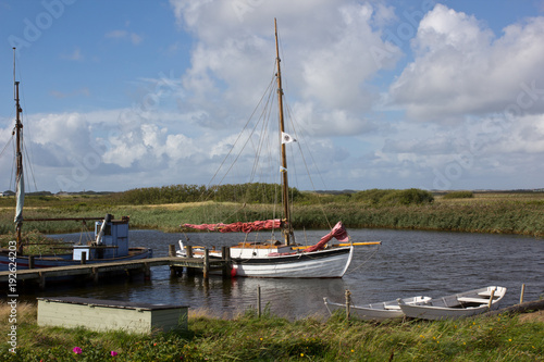 Altes Segelboot am Bootssteg photo