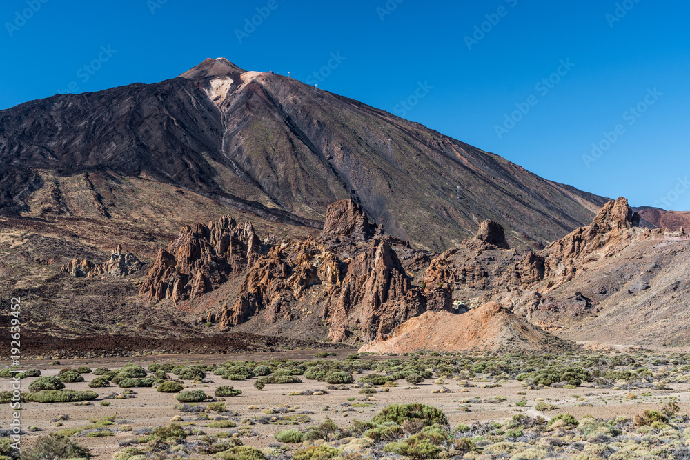 Vulkan Teide und Kraterlandschaft mit Felsformation Roques de García auf der Insel Teneriffa 