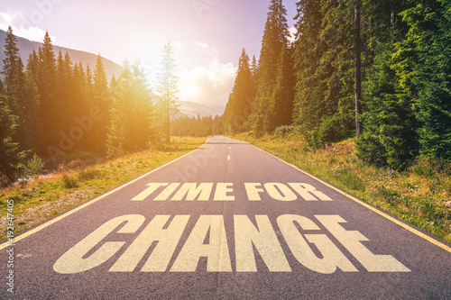 Fotografía Road concept - time for change, image of a road to the horizon with text time fo