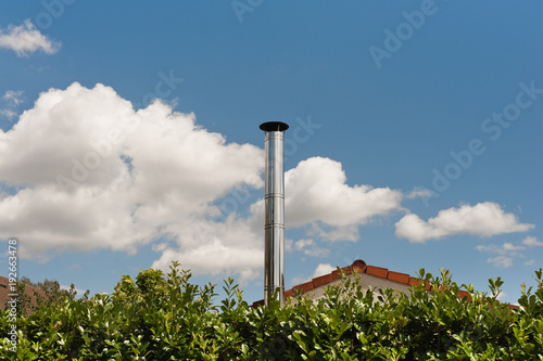 Ein glänzender Schornstein aus Edelstahl unter blauem Himmel