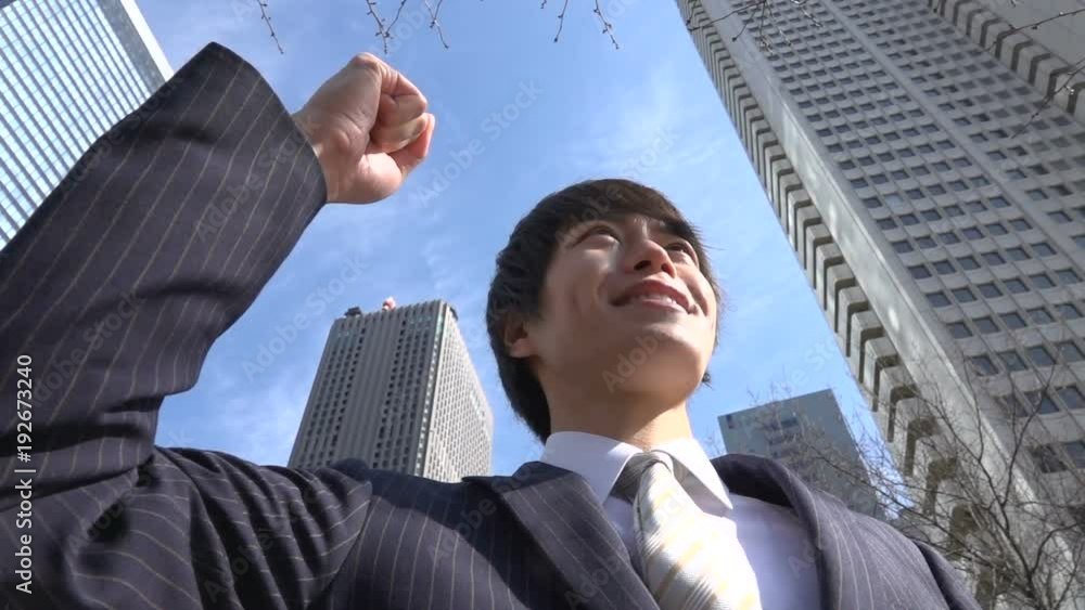 ビジネスマン　ガッツポーズ　青空　スーパースローモーション　8倍速