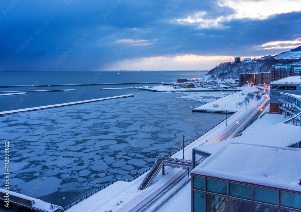 Obraz premium Beautiful Landscape of Cityscape on a snowy day in the morning in Sapporo,Hokkaido, Japan.