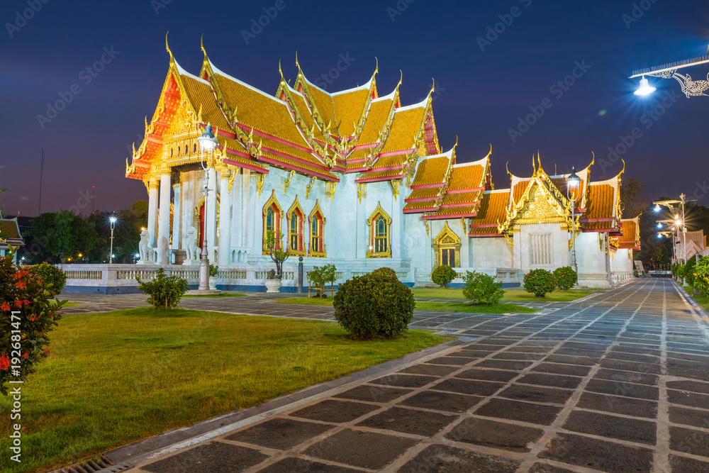 Naklejka premium Wat Benjamaborpit or marble temple in Bangkok, Thailand with twilight sky
