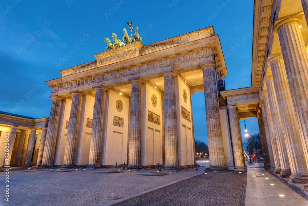 Obraz premium Słynny Brandenburger Tor w Berlinie o świcie