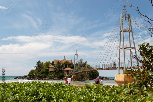 Fotografia Bridge to Matara Parevi Duwa buddhist temple and beutiful sky, Sri Lanka