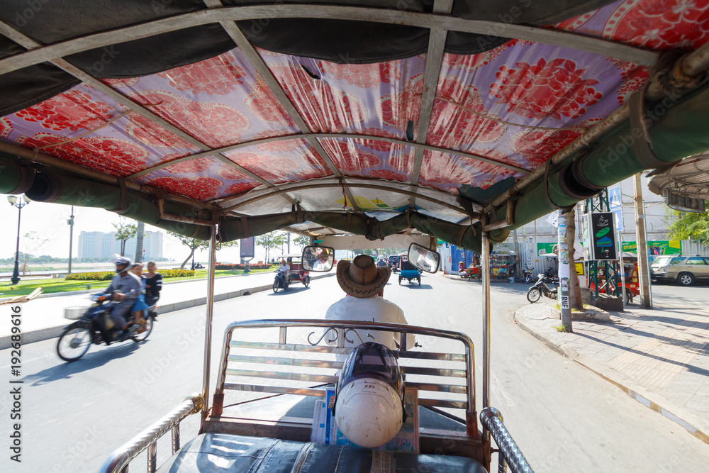 Fototapeta premium jazda tuk tukiem w Phnom Penh w Kambodży