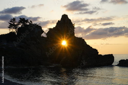 輪島・曽々木海岸 窓岩のダイヤモンド夕陽