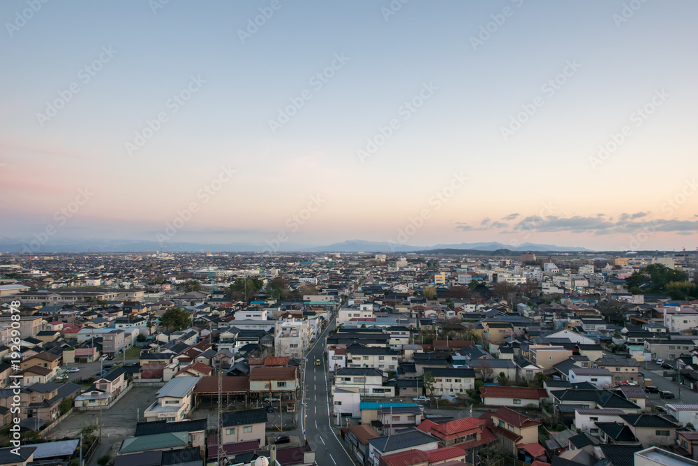 酒田市街から見る夕暮れの鳥海山（庄内平野）