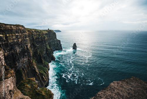 Photographie A sea stack stands out from the Irish Cliffs of Moher