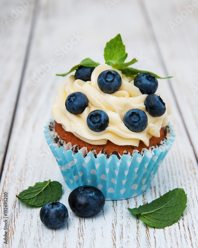 Cupcakes with fresh blueberries