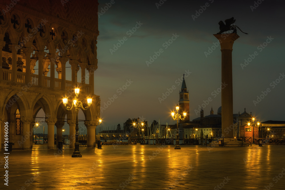 Naklejka premium Famous Doge palace, column with winged lion and San Marco square at sunrise in Venice, Italy
