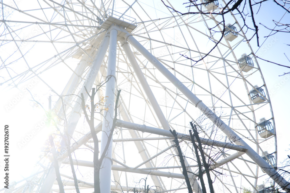 Ferris wheel in contrast to the sun.