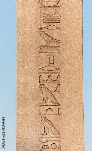 Fotografia ancient egyptian obelisk with patterns and hieroglyph