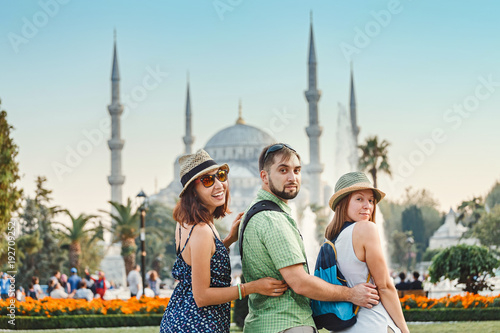 Canvas Print Group of Friends hugging and looking at Istanbul great Blue Mosque