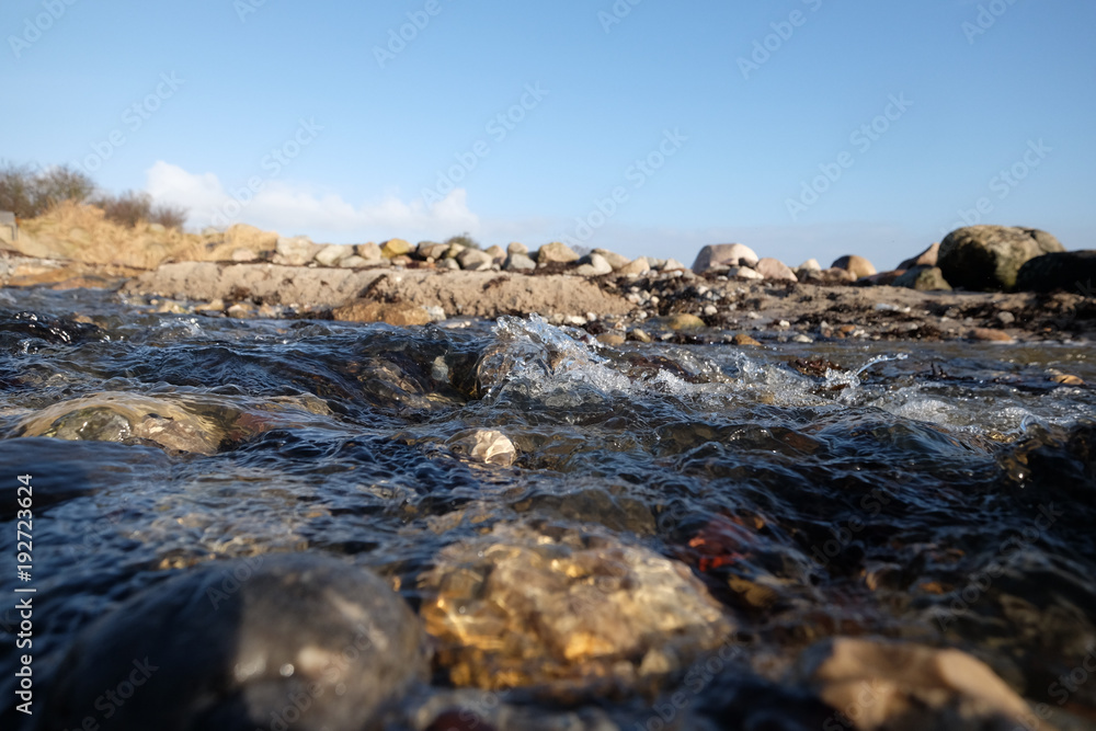 Naklejka premium Bach mit fließendem Wasser