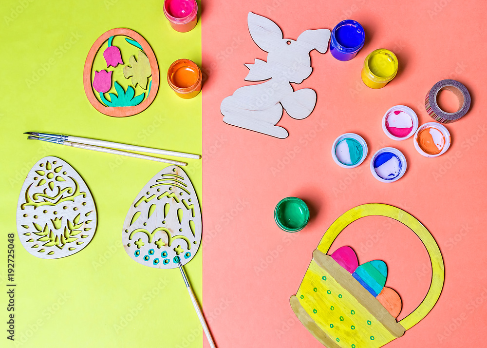 Naklejka premium Easter background with Easter craft egg. Top view with copy space.