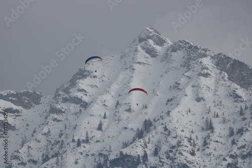 Fallschirmspringer im Winter vor einem Berg