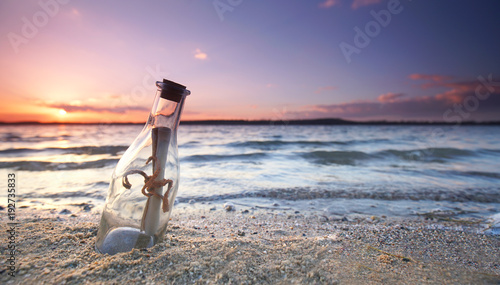 romantische Flaschenpost am Strand photo