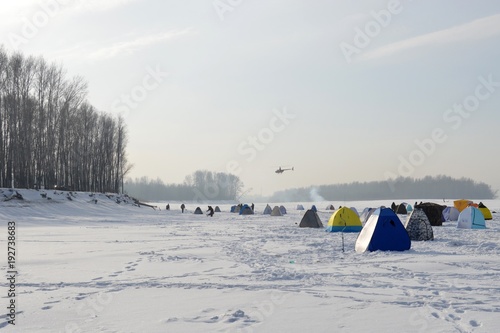 Патрульный вертолет над палатками рыбаков на Оби в Барнауле