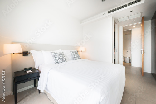 Modern bedroom in luxury apartment © Tracy Ben