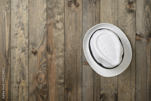 Sombrero blanco sobre fondo de madera