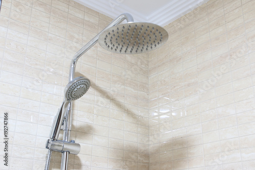 grifo de ducha en un baño moderno photo