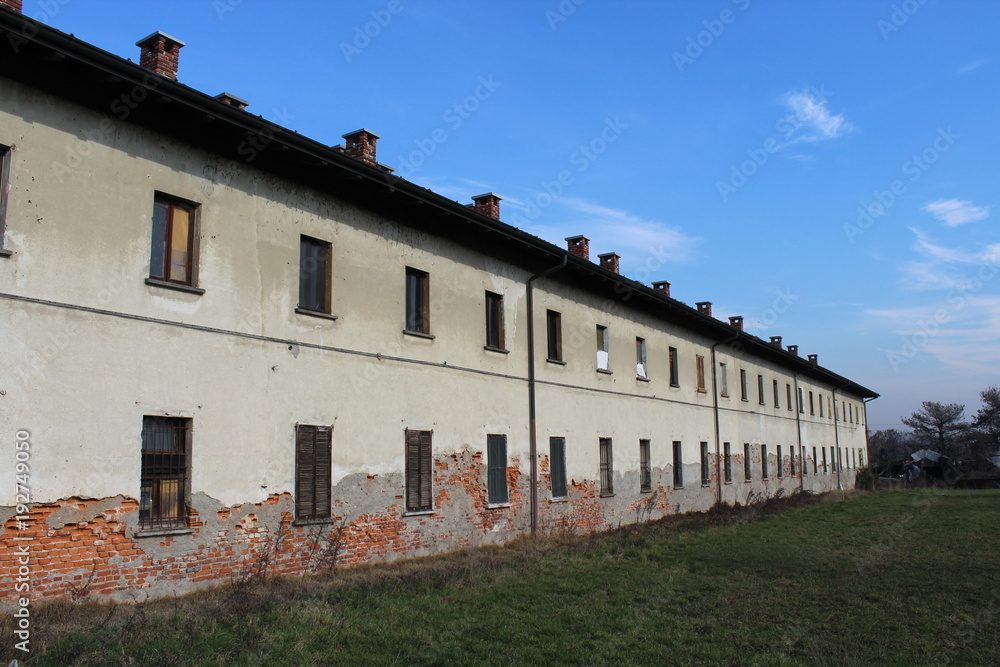 Cascina con umidità di risalita devastante Cascina con umidità di risalita devastante