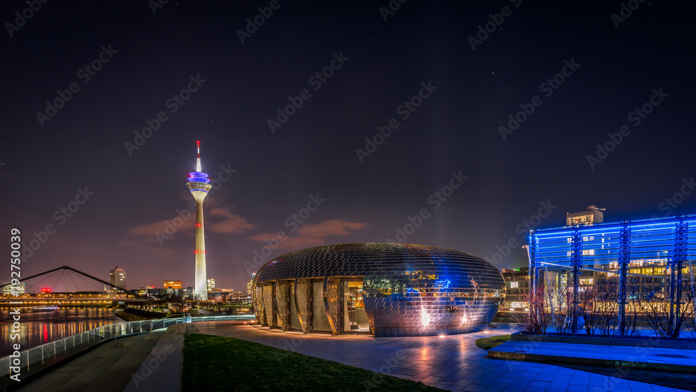 Düsseldorf bei Nacht Skyline