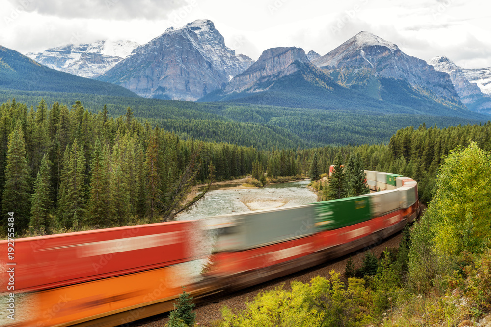 Naklejka premium Autumn Trains at Morant's Curve at the Bow River in Banff National Park 