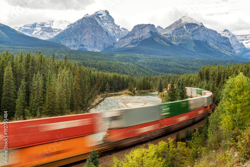 Canvas-taulu Autumn Trains at Morant's Curve at the Bow River in Banff National Park